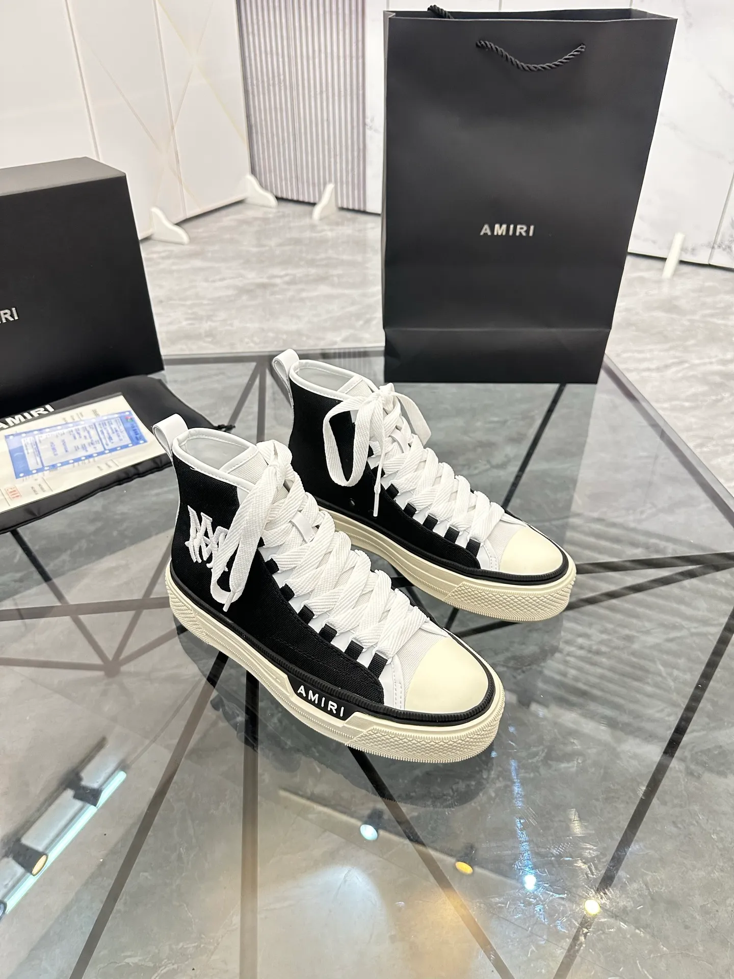 Men's shoes: 💰P560¥ Guangzhou top quality Product trademark: AMIRI* "Amir*" high-top casual shoes Regular size: 39-44 (can be customized to 45) Product materials: upper imported first-layer cowhide stitching original material, sheepskin lining, original outsole. Number: 525